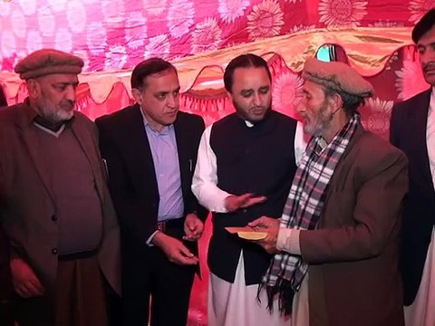 Hafiz-Hafeez-UR-Rehman- GLT CMGB Distributing Cheques Among Earthquake Effecties 31-10-15