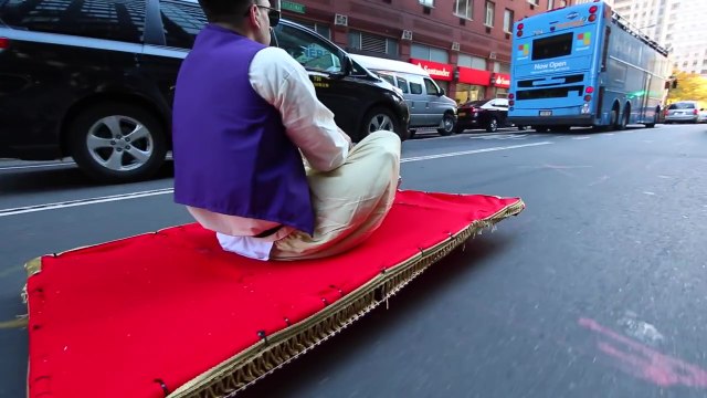 Quand Aladdin débarque dans les rues de New York sur son tapis volant pour de vrai