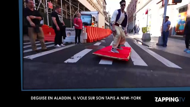 Déguisé en Aladdin, il défile sur son tapis volant à New-York
