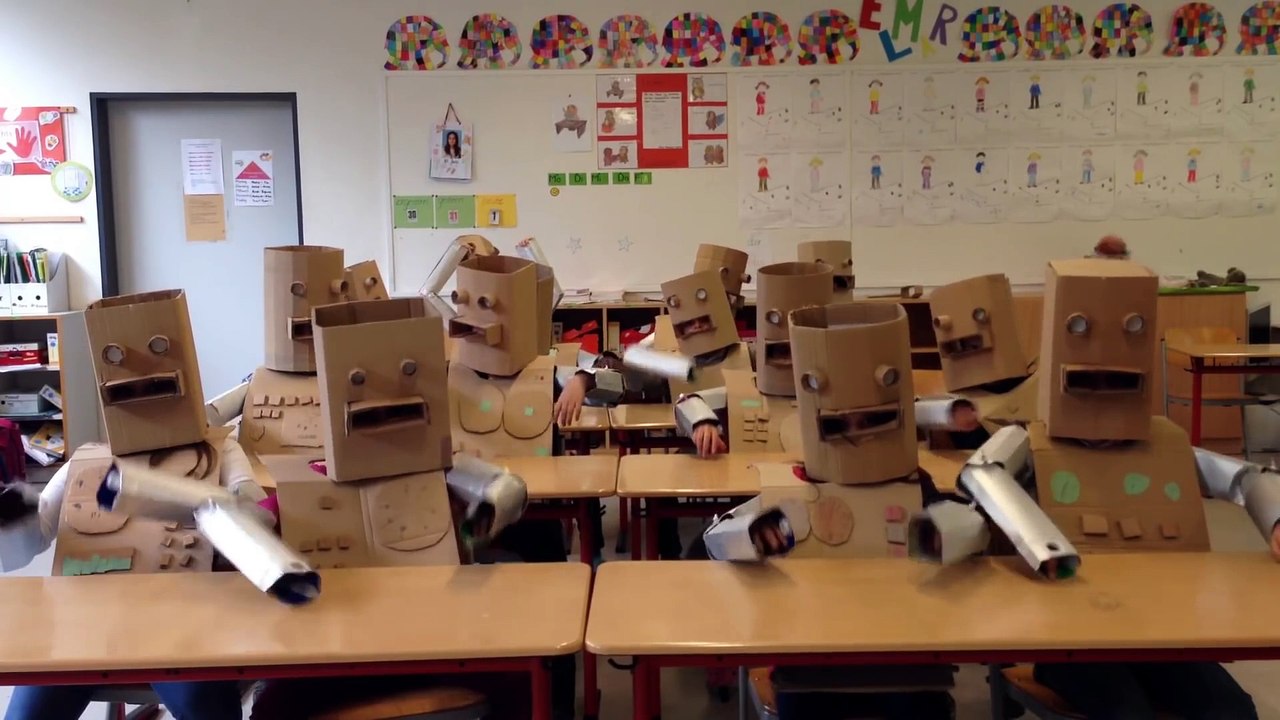 Des enfants déguisés dans des cartons font de la musique... Video WTF!!!