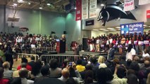 Hillary Clinton interrompue par des protestants noirs qui viennent chanter pendant son discours
