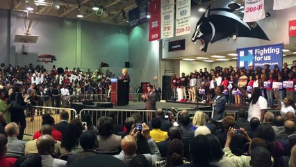 Hillary Clinton interrompue par des protestants noirs qui viennent chanter pendant son discours