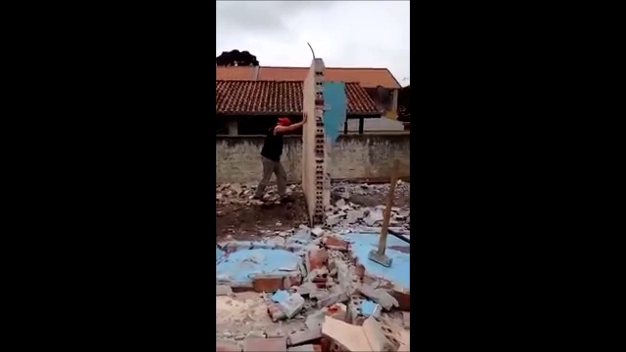 Un débile abat un mur
