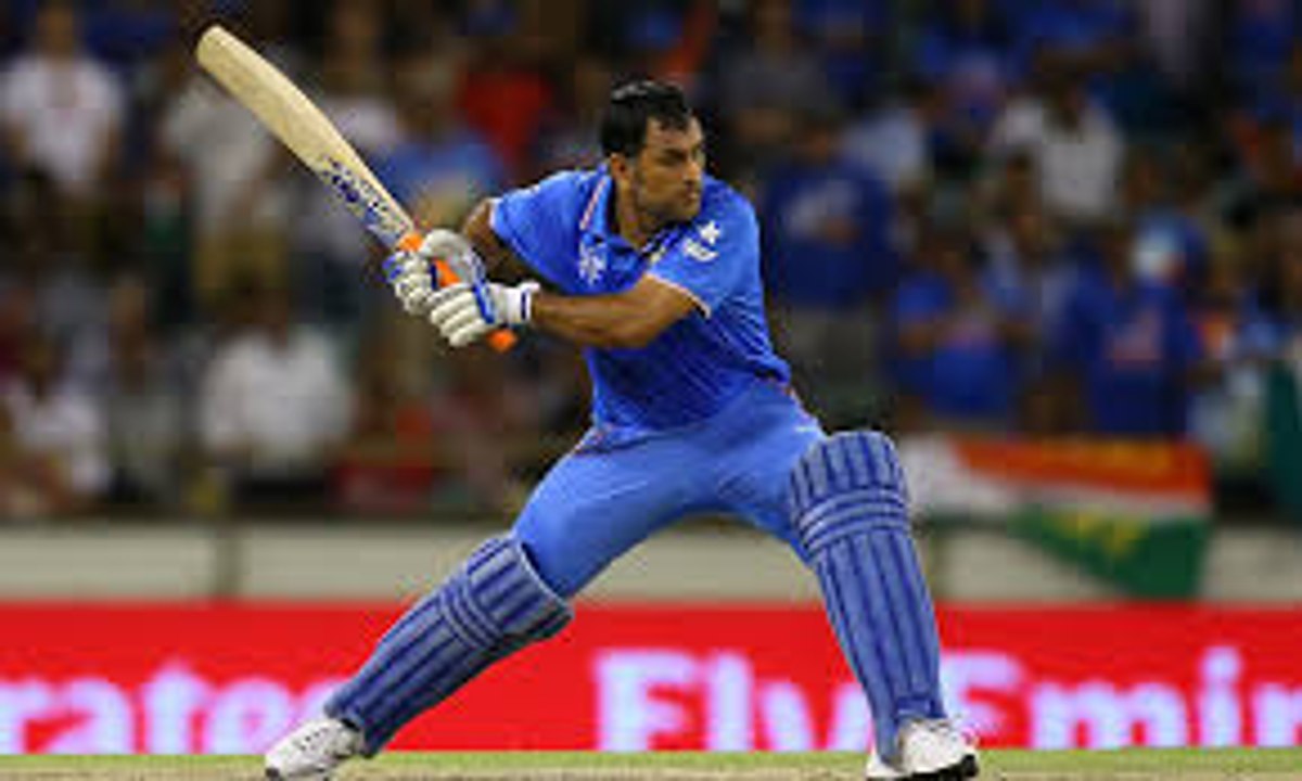 MS DHONI DHONI FUNNY CLIP (CAUGHT IN CAMERA )