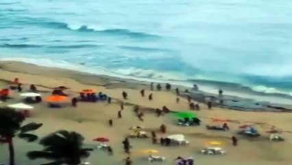 Tornado sorprende a unos bañistas en Brasil