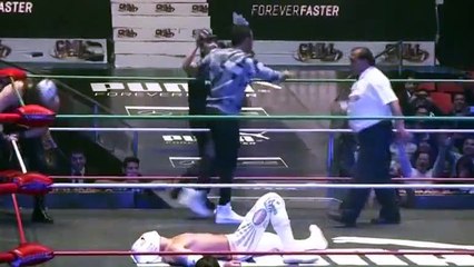 Hamilton participa en una exhibición de lucha libre mexicana