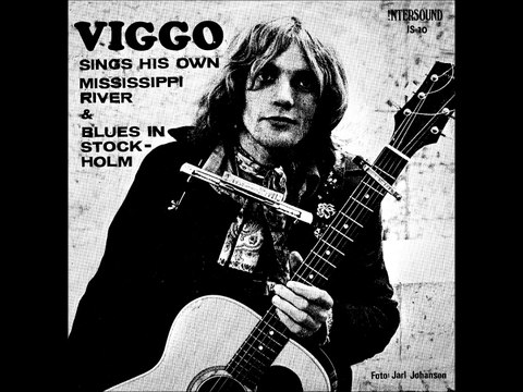 Viggo: Sings his own Mississippi River/Blues in Stockholm.