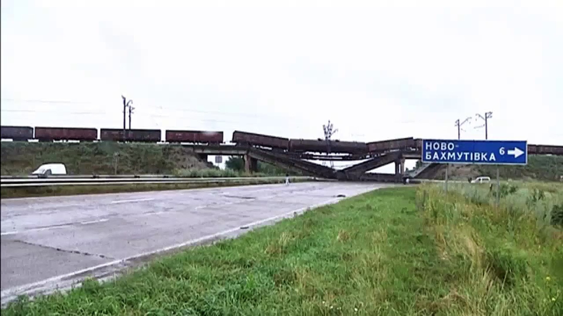 ⁣Ukraine crisis | Explosion destroys railway bridge near Ukraines Donetsk