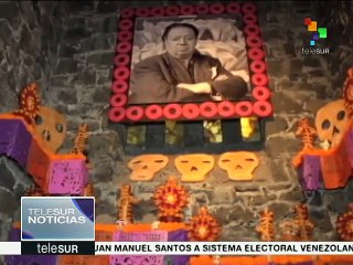 Mexicanos realizan altares por el Día de Muertos