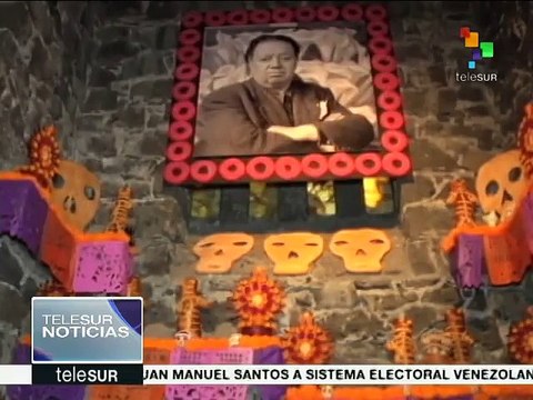 Mexicanos realizan altares por el Día de Muertos