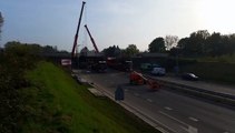 Stadjers kijken hoe nieuw viaduct wordt geplaatst - RTV Noord