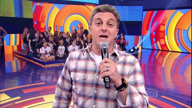 Demi Lovato é recebida por Luciano Huck no Caldeirão