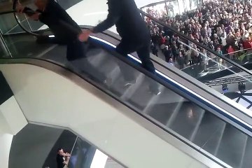 Buzz : Deux vieux prennent l'escalator à l'envers pour un hamburger !
