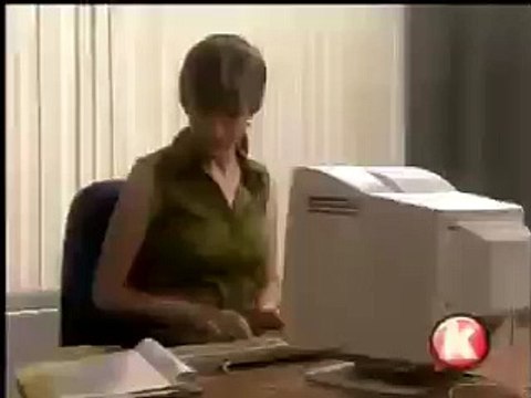 Девушка села за комп первый раз после печатной машинки)))