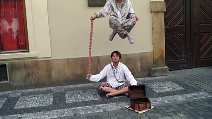 КАК они это делают!! Прага уличный атракцион