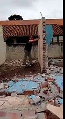 Régis abat un mur