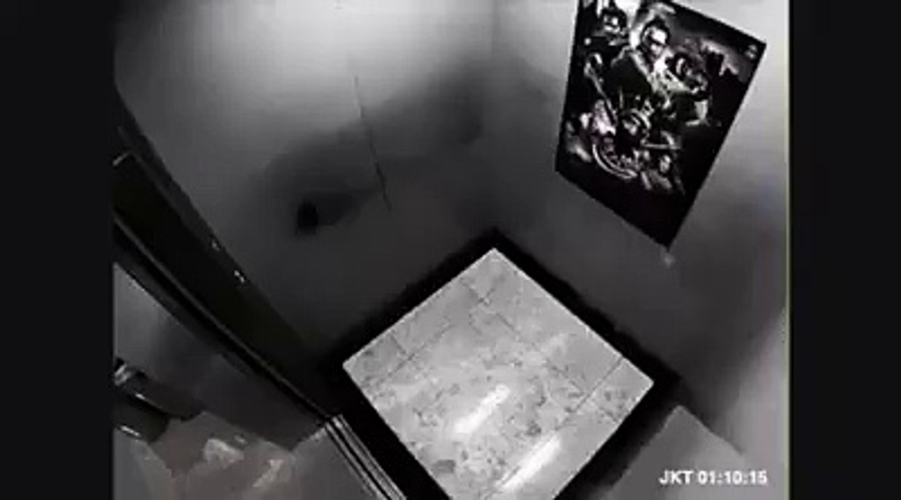 A brave muslim girl fights back and kicked two robbers