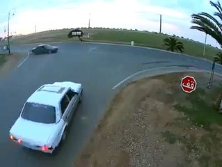 حادثة سير في طريق ساحلي لمدينة الصخيرات بالمغرب و هروب سائق السيارة