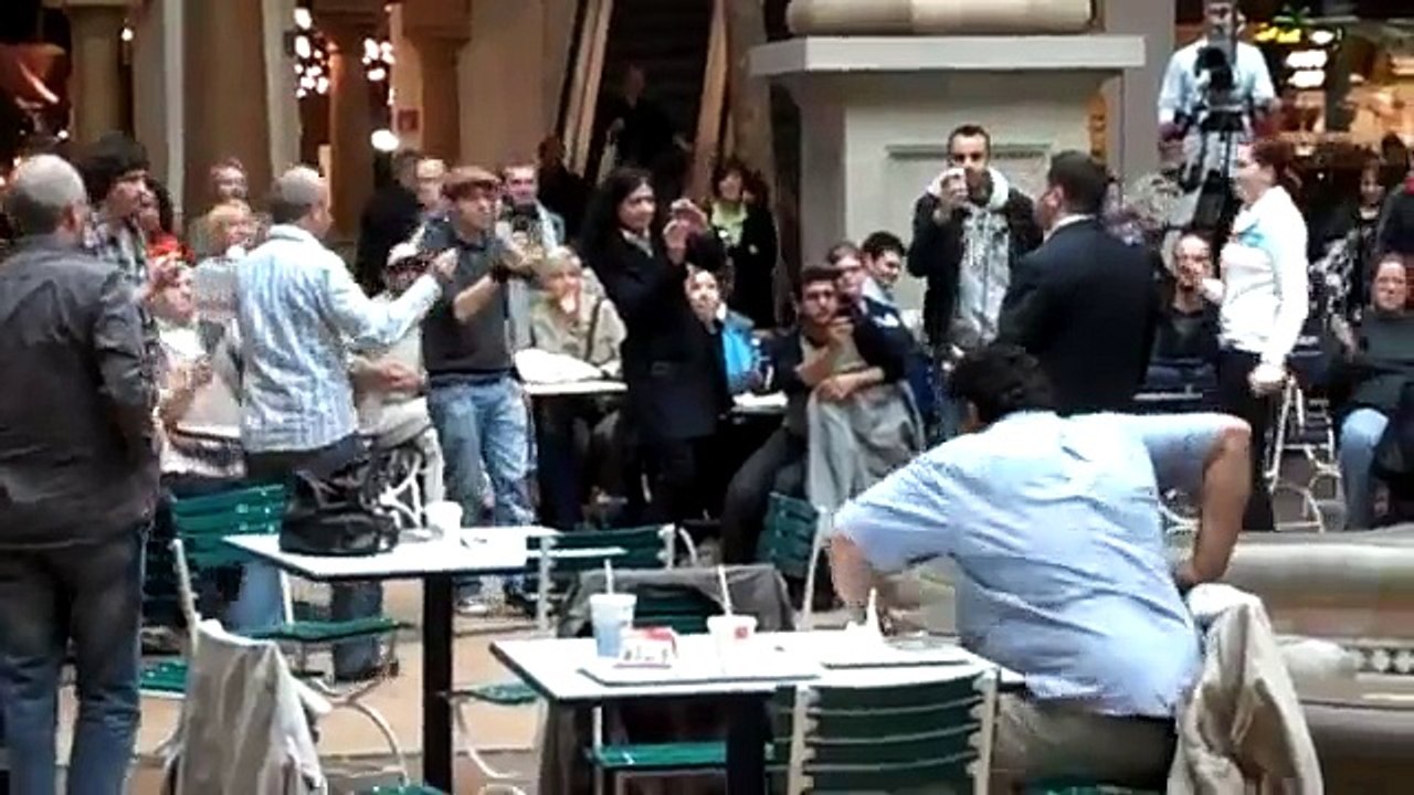 Paul Potts singt La Prima Volta fÃ¼r Flashmob in Oberhausen