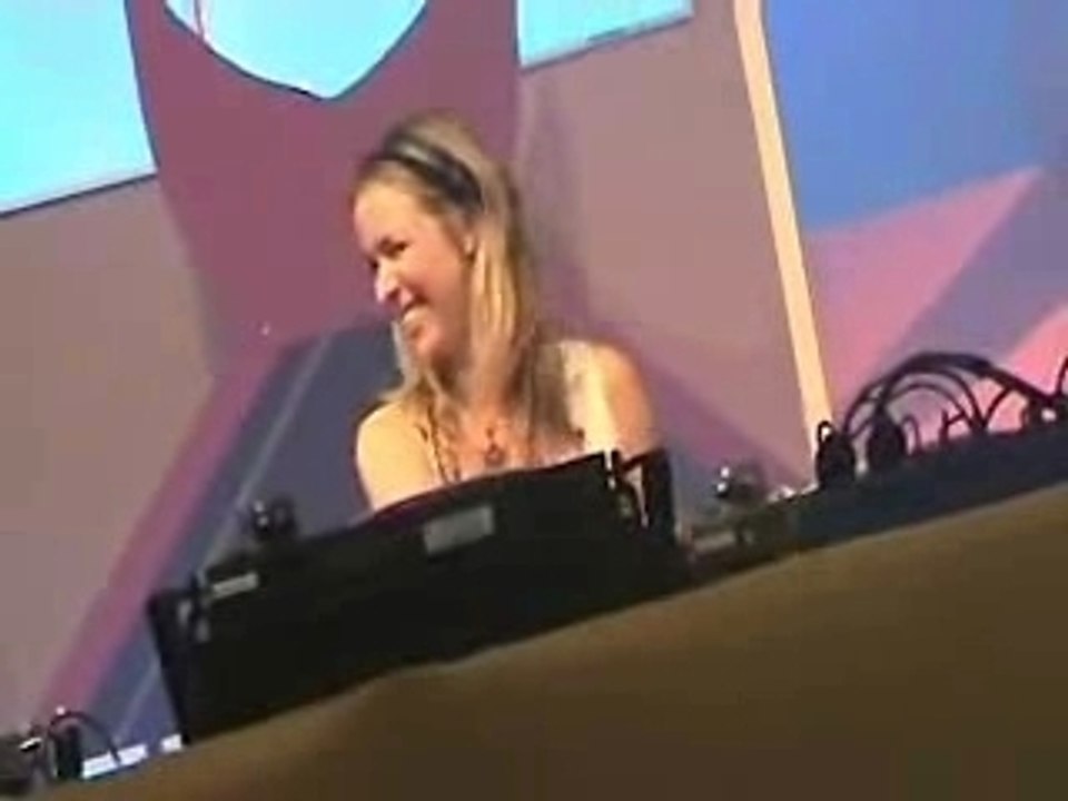 Lady dana hard bass
