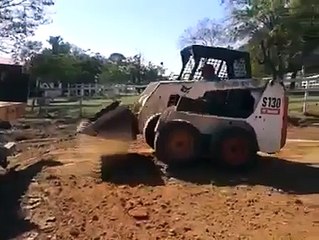 Il maitrise son tractopelle comme un équilibriste !