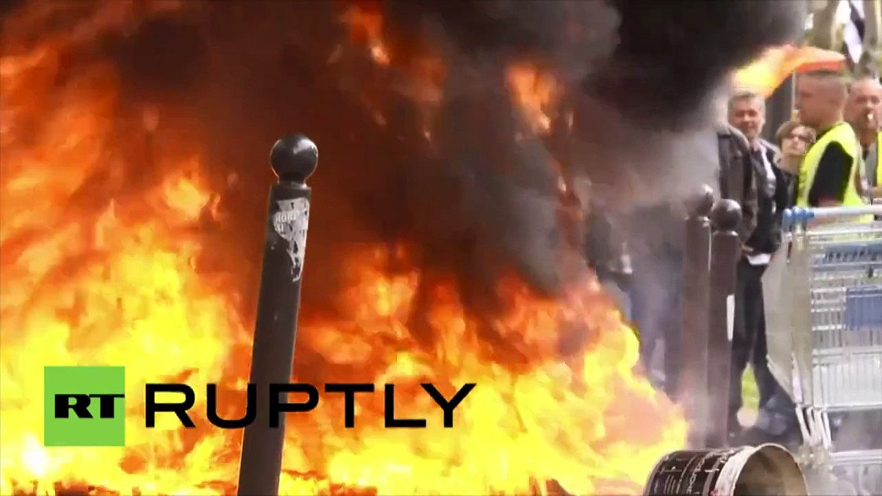 Colère à Paris : 4 000 travailleurs indépendants réclament une réforme du RSI