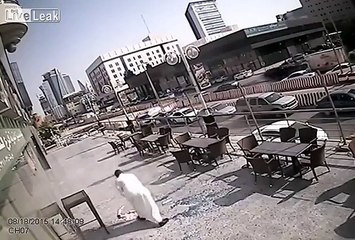 Ce passant échappe de justesse à la mort