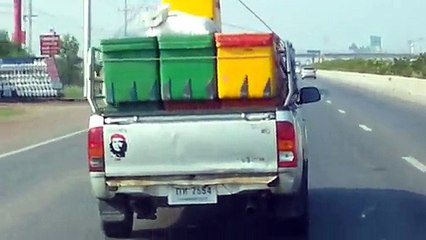 Thaïlande : un camion s'énerve violemment sur l'autoroute