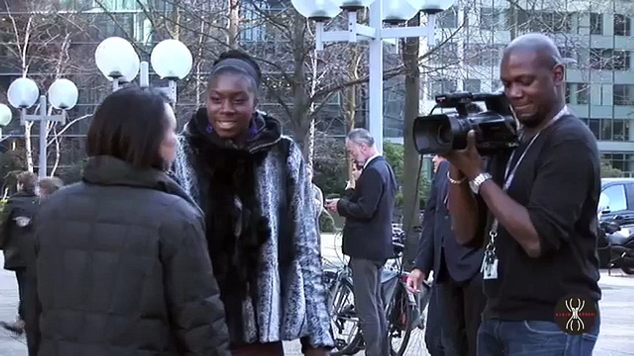 Alain Robert, le "Spiderman français" escalade la tour Total à la Défense