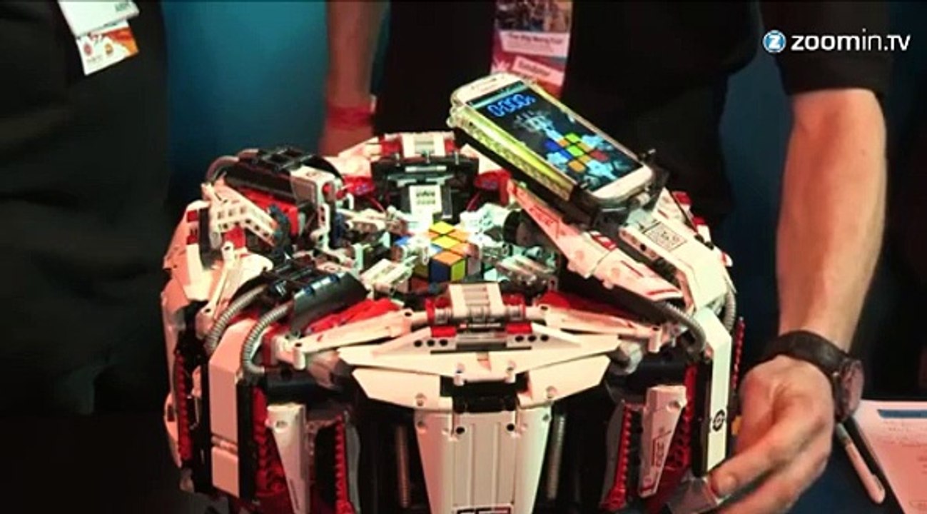 Un robot résout un rubik's Cube