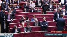 On tape du poing au parlement ukrainien