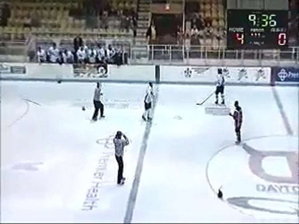 Hockey sur glace : une bagarre qui se finit avec un câlin et une bière !