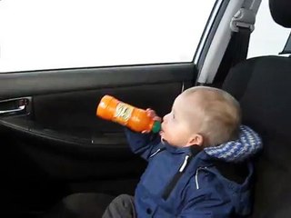 Un enfant terrifié par le rouleau du lavage auto
