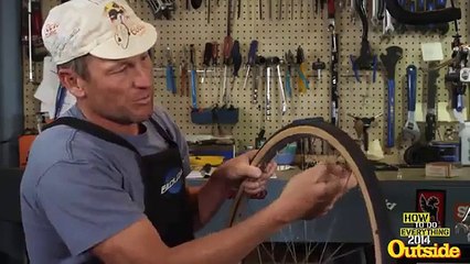 Lance Armstrong vous apprend à changer un pneu de vélo