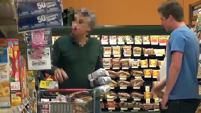 Il fait sortir des objets des cheveux des gens