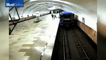 Images choc : une mère de famille fait tomber son fils sur les rails du métro