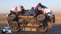 Des drifteurs saoudiens changent les roues d'une voiture en roulant
