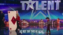 Britain's Got Talent : Un jeune lanceur de couteaux vice un memebre du Jury... et le rate !