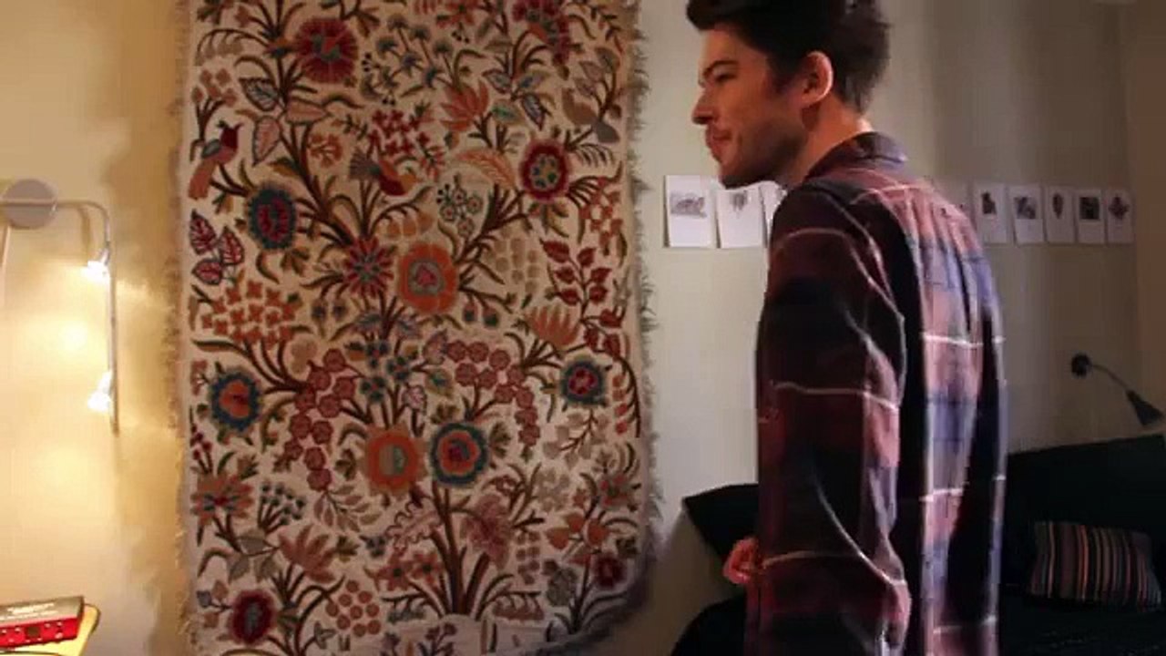 Il joue la musique de Super Mario Bros en claquant des doigts