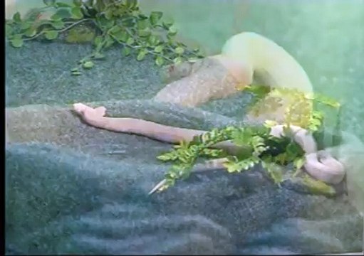 un serpent albinos a deux tetes en exposition