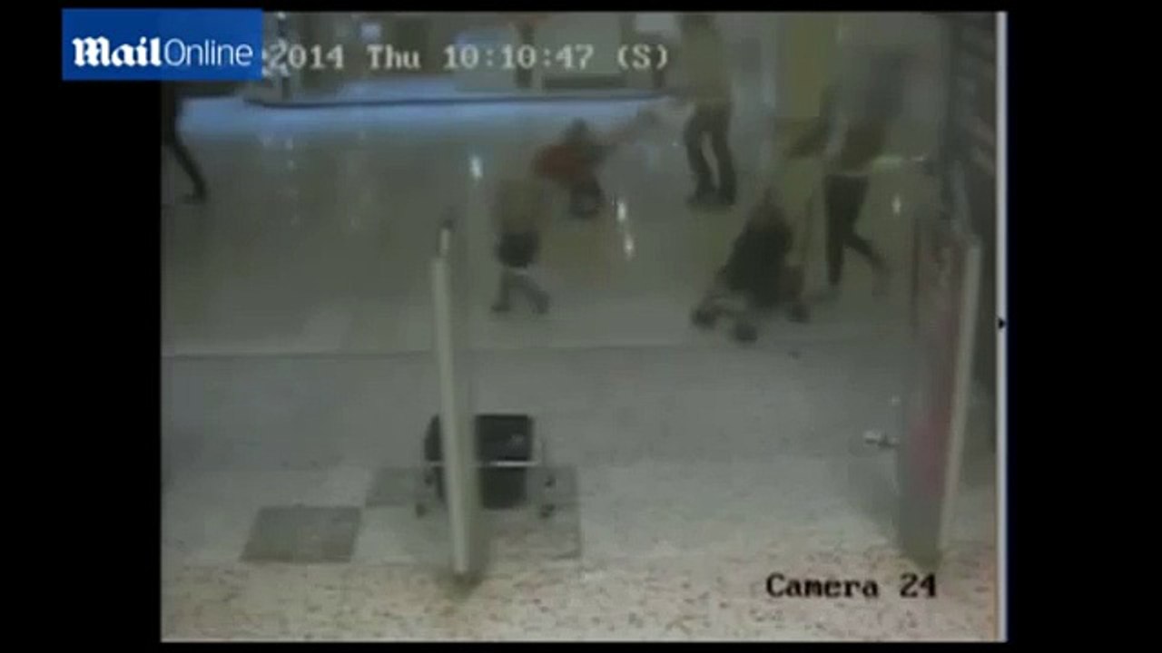 Vidéo choc : un homme de 80 ans tente d'éloigner un enfant de sa mère dans un centre commercial