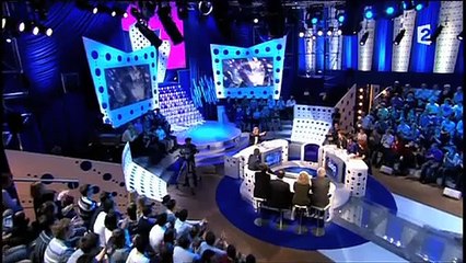 Laurent Ruquier présente l'affiche de Marine Le Pen faite par Charlie Hebdo