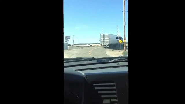 Un train démolit un camion sur une voie ferrée