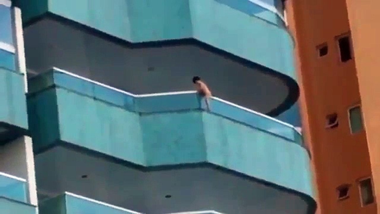Vidéo choc : un petit garçon de trois ans accroché au balcon du 5e étage !