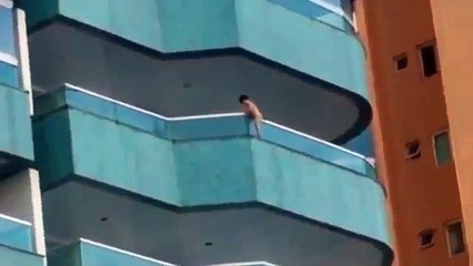 Vidéo choc : un petit garçon de trois ans accroché au balcon du 5e étage !