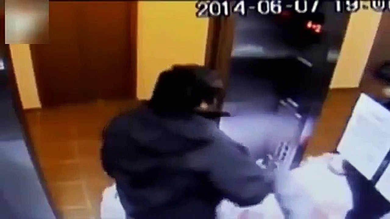 Un homme pris au piège dans un ascenseur fou Vidéo Dailymotion