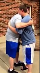 il offre à son père la voiture qu’il lui avait promise quand il était enfant