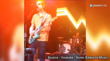 Le batteur de Weezer attrape un frisbee en concert