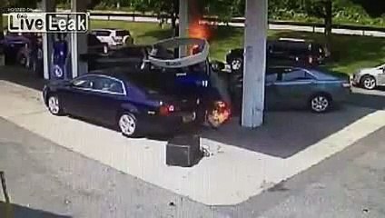 Un policier sauve héroïquement un homme des flammes