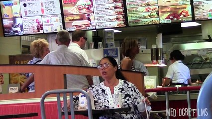 Cet homme réclame les mêmes burgers que sur les pubs